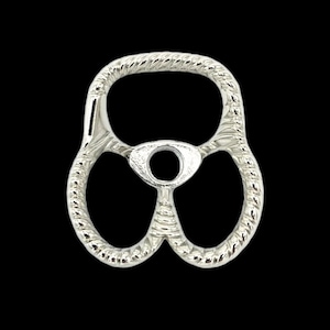 Puede incluir: Cierre de pendiente de plata con un diseño de cuerda trenzada. El cierre tiene un bucle en la parte superior y dos bucles más pequeños en la parte inferior.