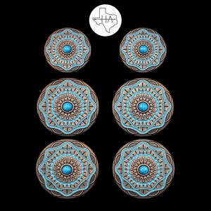 Puede incluir: Seis botones metálicos circulares dispuestos en tres filas de dos. Cada botón presenta un acabado en tono cobre con intrincados patrones geométricos en relieve y una incrustación central de color turquesa. Un logo con las letras HA es visible.