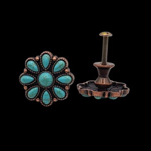 Könnte beinhalten: Ein kupferfarbener Metall-Möbelknopf in Blumenform mit einem zentralen runden Türkisstein, der von acht tropfenförmigen Türkissteinen umgeben ist. Der Knopf verfügt über einen Gewindebolzen aus Metall zur Befestigung.