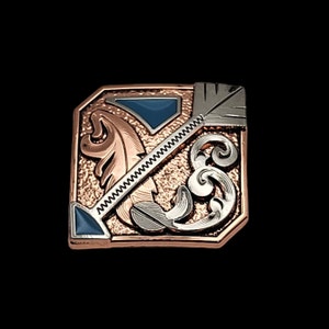 以下が含まれることがあります： 青と白の矢のデザインが施された、正方形の銅色のベルトバックル。矢は複雑な花の模様で囲まれています。