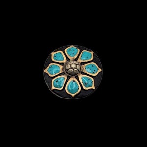 Op de afbeelding: Een ronde knoop met een centrale metalen koepel omringd door zes bloemblaadjesvormige inlays van heldere turkooissteen met donkere matrixspikkels. De blaadjes zijn omlijnd met goudkleurig metaal tegen een effen zwarte ronde achtergrond.