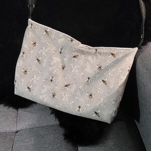 Bolso de mano con estampado de abeja gris – Bolso de hombro con cremallera y bolsillos – Bolso de mano diario hecho a mano con correa larga