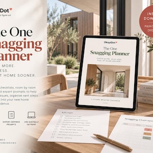 Peut inclure: Un planificateur de réception de travaux numérique affiché sur une tablette, accompagné de listes de contrôle imprimées et d'un stylo sur une surface en bois. Le texte indique The One Snagging Planner, Check More, Miss Less, Feel At Home Sooner.