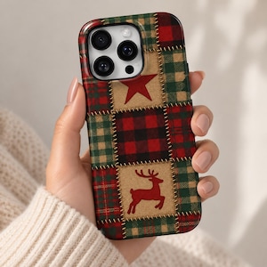Könnte beinhalten: Eine Smartphone-Hülle mit einem Patchwork-Design aus roten, grünen und beigen Karomustern. Das Muster enthält einen roten Stern und eine rote Rentier-Silhouette, mit simulierten Nahtdetails zwischen den Quadraten und einem Triple-Kamera-Ausschnitt.