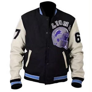 Pode incluir: Uma jaqueta varsity preta com mangas na cor creme, apresentando a palavra LIONS e um gráfico de um capacete de futebol americano roxo no peito. A jaqueta inclui o número 7 na manga direita, o número 6 na esquerda e acabamentos listrados.