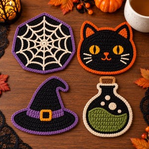 Può includere: Un set di quattro sottobicchieri all'uncinetto con motivi di Halloween: una ragnatela bianca su un esagono nero, un muso di gatto nero con orecchie arancioni e occhi gialli, un cappello da strega nero e una pozione con liquido verde.