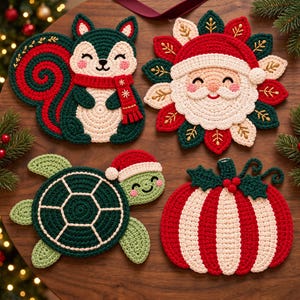 Puede incluir: Cuatro adornos de ganchillo que incluyen una ardilla con bufanda roja, una cara de Papá Noel rodeada de hojas, una tortuga con gorro navideño y una calabaza a rayas con hojas de acebo. Cada pieza presenta un tejido de hilo detallado.