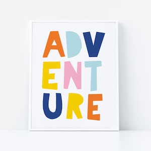 Puede incluir: Una impresión enmarcada en blanco con la palabra "ADVENTURE" en letras de bloque de colores. Las letras son en tonos de naranja, amarillo, azul, rosa y azul claro.