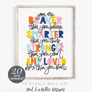 Puede incluir: Una impresión de arte de pared imprimible con el texto "You are BRAVER than you believe SMARTER than you think STRONGER than you seem AND LOVED more than you know" en letras de colores sobre un fondo blanco.