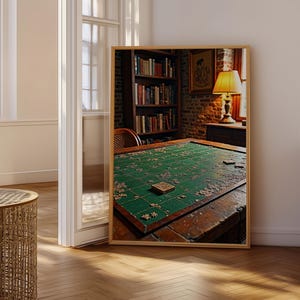 Puede incluir: Una impresión de arte mural rectangular enmarcada que presenta una vista en ángulo alto de una mesa de juego de madera con una superficie de fieltro verde. La mesa tiene piezas de juego dispersas y una pequeña caja de madera en una habitación.