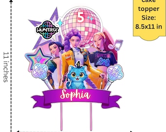 Può includere: Un modello modificabile per decorazione torta con tre personaggi animati, un gatto blu, una palla da discoteca con il numero 5, stelle e due bastoncini luminosi. Il design include il nome Sophia su un nastro viola e misura 21,59 per 27,94 cm.