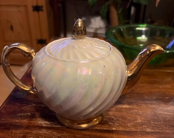 Bule vintage Ellgreave Heatmaster: Cerâmica com brilho iridescente e detalhes em ouro (c. 1950)