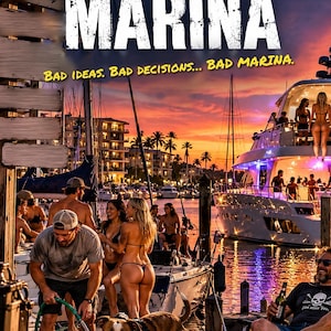 Peut inclure: Une couverture de livre intitul&eacute;e BAD MARINA avec le sous-titre BAD IDEAS. BAD DECISIONS... BAD MARINA. par J. TATE. La sc&egrave;ne montre une marina au coucher du soleil avec des personnes sur des bateaux, un chien sur un ponton et une personne utilisant un tuyau pour laver le pont.