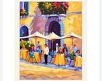 Peut inclure: Une peinture impressionniste représentant une terrasse de café en extérieur avec des nappes jaunes, des parasols blancs et des personnes attablées devant un bâtiment jaune doté d'une porte cintrée sombre et de jardinières fleuries.