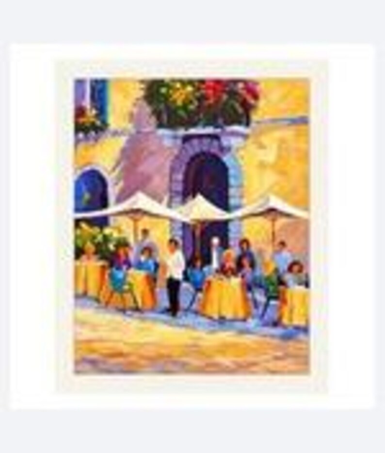 Puede incluir: Una pintura colorida de una escena de caf&eacute; al aire libre con personas sentadas en peque&ntilde;as mesas redondas cubiertas con manteles amarillos bajo sombrillas blancas. El fondo muestra un edificio amarillo con una puerta arqueada y jardineras.