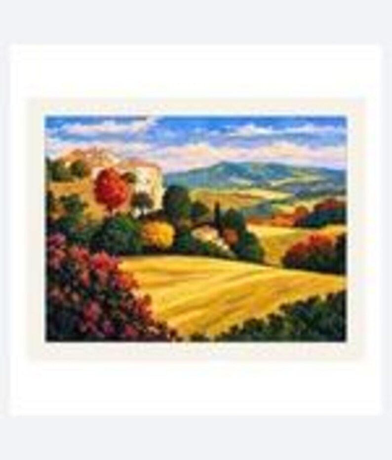 Puede incluir: Una pintura de paisaje que representa una campi&ntilde;a ondulada con campos de trigo dorados, &aacute;rboles verdes frondosos y un grupo de edificios de piedra en una colina. La escena muestra un cielo azul vibrante con nubes blancas y monta&ntilde;as lejanas.
