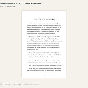 Pode incluir: Uma p&aacute;gina de amostra de livro digital intitulada Studio Sugarplum, rotulada como SSP-BK-019, Sample page 4. O texto exibe Chapter One, Gannon, apresentando uma narrativa sobre uma viagem pela Sunset Boulevard, um personagem chamado Gannon e uma passageira chamada Roxie.