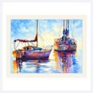 以下が含まれることがあります： 穏やかな水面に浮かぶ2隻のヨットを描いた水彩画。紫とオレンジ色の船体と高いマストが特徴で、明るく霞んだ黄色と青の空の下、水面に鮮やかな色彩を映し出している様子が表現されています。