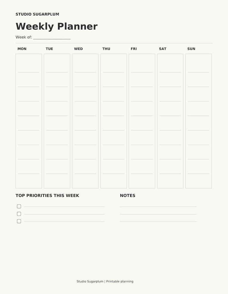 K&ouml;nnte beinhalten: Eine Wochenplaner-Vorlage mit dem Text Studio Sugarplum Weekly Planner und Week of. Sie enth&auml;lt sieben vertikale Spalten f&uuml;r die Wochentage, einen Bereich f&uuml;r Top Priorities This Week mit drei Kontrollk&auml;stchen und einen Bereich f&uuml;r Notes.