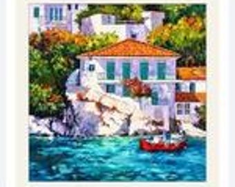 Peut inclure: Une peinture représentant une maison blanche au toit en terre cuite située sur une falaise rocheuse surplombant une eau turquoise. Un petit bateau rouge flotte au premier plan, entouré d'arbres et de feuillages verts sous le soleil.