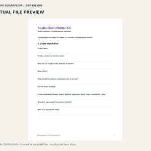 Puede incluir: Una hoja de planificaci&oacute;n imprimible blanca titulada Studio Client Starter Kit. El documento presenta una secci&oacute;n para un informe de cliente con l&iacute;neas para detalles del proyecto, incluyendo nombre del proyecto y restricciones.