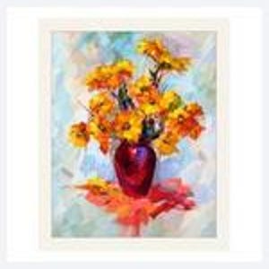 Peut inclure: Une peinture &agrave; l'huile repr&eacute;sentant un bouquet de fleurs jaune vif et orange dispos&eacute; dans un vase rouge profond. L'&oelig;uvre pr&eacute;sente des coups de pinceau visibles, un fond abstrait bleu clair et blanc, et une surface orange sous le vase.