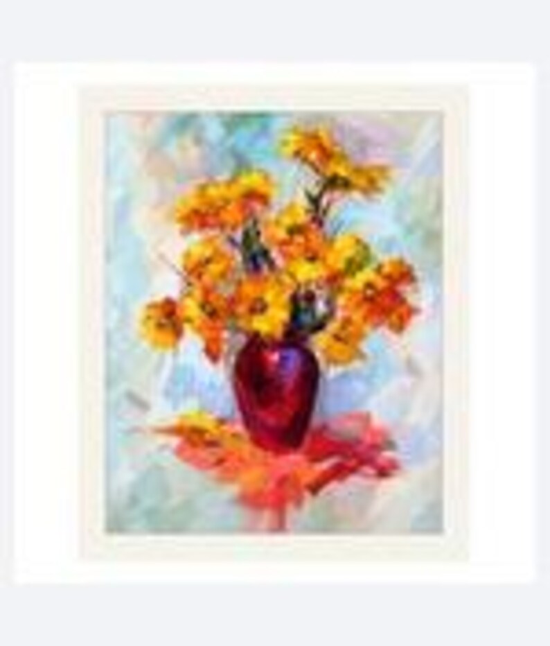 Peut inclure: Une peinture &agrave; l'huile repr&eacute;sentant un bouquet de fleurs jaune vif et orange dispos&eacute; dans un vase rouge profond. L'&oelig;uvre pr&eacute;sente des coups de pinceau visibles, un fond abstrait bleu clair et blanc, et une surface orange sous le vase.