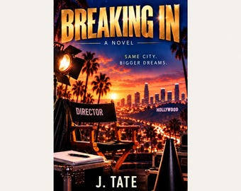 Puede incluir: Una portada de libro titulada Breaking In de J. Tate con una silla de director, un foco de cine y un megáfono frente a una puesta de sol sobre el horizonte de Hollywood. El texto dice Breaking In, A Novel, Same City. Bigger Dreams., Hollywood, J. Tate.