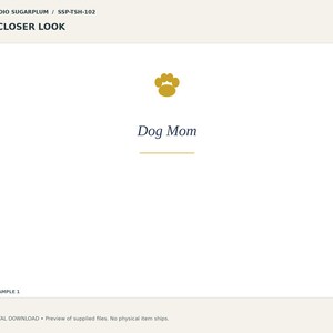 Pu&ograve; includere: Un grafico rettangolare bianco con un'icona a forma di zampa dorata centrata in alto, seguita dal testo Dog Mom in un carattere serif blu scuro, con una sottile linea orizzontale dorata posizionata direttamente sotto il testo.