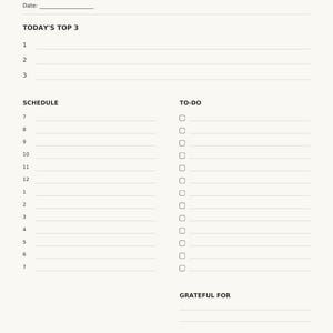Puede incluir: Una página de planificador diario con fondo crema y texto negro. Incluye el encabezado Studio Sugarplum, Daily Planner, Date, Today's Top 3, Schedule con horas de 7 a 7, una lista To-Do con casillas de verificación y una sección Grateful For.