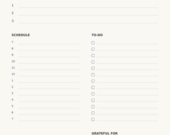 Può includere: Una pagina di agenda giornaliera color crema intitolata Studio Sugarplum Daily Planner. Include sezioni per la data, le tre priorità del giorno, un programma numerato dalle 7 alle 7, una lista di cose da fare con caselle e una sezione gratitudine.