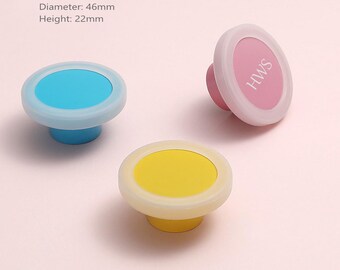 Tiradores y pomos de armario de aleación de zinc de colores, tiradores redondos azules para cajones, pomos rosas para cajones, fundas protectoras de silicona, pomos amarillos para cómodas (46 mm).