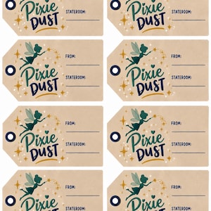 Puede incluir: Ocho etiquetas de equipaje rectangulares de color tostado con un orificio reforzado azul oscuro. Cada etiqueta presenta una silueta de hada verde oscuro, estrellas doradas y el texto Pixie DUST en verde y azul. Incluye líneas para FROM y STATEROOM.