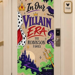 Puede incluir: Un cartel vertical para puerta con el texto In Our Villain Era The Robinson Family. El diseño incluye una manzana envenenada, una corona, un cuervo, un castillo, un caldero con un tridente y tentáculos morados sobre un fondo beige.