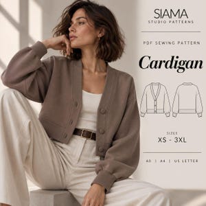 Könnte beinhalten: Ein PDF-Schnittmuster für eine kurze Strickjacke von SIAMA Studio Patterns. Das Bild zeigt eine braune Strickjacke mit langen Ärmeln, gerippten Bündchen und Knopfleiste. Der Text umfasst Cardigan, Größen XS-3XL und Formate A0, A4, US Letter.