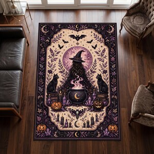 Puede incluir: Una alfombra rectangular con una ilustración central de una bruja con sombrero puntiagudo detrás de un caldero humeante. El diseño incluye dos gatos negros, calabazas, velas, una polilla y murciélagos sobre un fondo morado y crema.