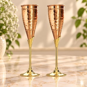 Handgjort champagneglas i koppar med mässingsställ, hamrad vinglasdesign, 150 ml, elegant barglas för speciella tillfällen