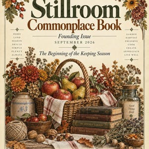 Può includere: Il Stillroom Commonplace Book Founding Issue September 2026 presenta un cesto di vimini con mele e pere, un vaso in ceramica con l'etichetta No 3, una ciotola di frutta, un gomitolo di spago, libri impilati e un barattolo con l'etichetta Good Things Keep.