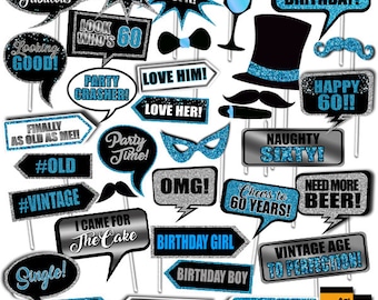 Puede incluir: Un conjunto de 20 accesorios de cabina de fotos azules y plateados para una fiesta de cumpleaños número 60. Los accesorios incluyen frases como "¡Feliz 60!" y "¡Travieso Sesenta!" así como imágenes como un sombrero de copa, un bigote y un par de gafas de sol.