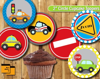 Puede incluir: Un conjunto de adornos para cupcakes circulares de 5 cm de diámetro con una variedad de temas de transporte. Los adornos incluyen un taxi amarillo, un coche de policía, una señal de stop, una señal de prohibido el paso y una señal azul y blanca con la palabra "Zoom" en un triángulo amarillo.