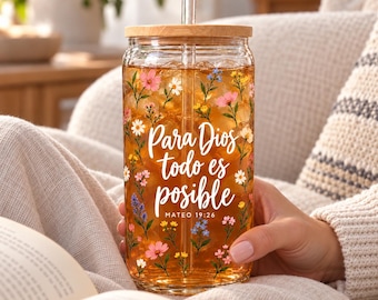 May include: A clear glass tumbler with a bamboo lid and glass straw, filled with amber liquid and ice. The exterior features a colorful floral pattern and the white script text Para Dios todo es posible MATEO 19:26.