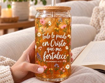 May include: A clear glass tumbler with a bamboo lid and glass straw, filled with iced tea. The exterior features a colourful floral pattern and the white text Todo lo puedo en Cristo que me fortalece FILIPENSES 4:13.