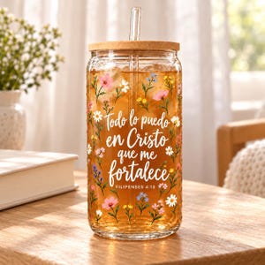 May include: A clear glass tumbler with a bamboo lid and glass straw, filled with amber liquid. The exterior features a colorful floral pattern and the white text: Todo lo puedo en Cristo que me fortalece FILIPENSES 4:13.