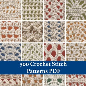 Puede incluir: Una cuadrícula de dieciséis muestras de puntos de ganchillo en color blanco roto con diversas texturas y diseños calados. Una franja horizontal azul oscuro en la parte inferior muestra el texto blanco 500 Crochet Stitch Patterns PDF en fuente serif.