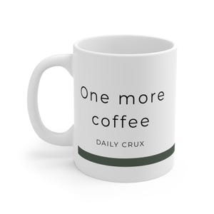 Op de afbeelding: Een witte keramische mok met de zwarte tekst One more coffee en DAILY CRUX op de voorzijde. Onder de tekst bevindt zich een dikke horizontale donkergroene streep die rond het onderste deel van de mok loopt, voorzien van een gebogen handvat.