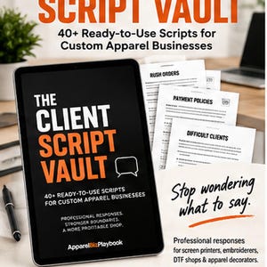 Könnte beinhalten: Ein digitales Tablet zeigt The Client Script Vault, eine Sammlung von über 40 gebrauchsfertigen Skripten für Unternehmen für individuelle Bekleidung. Daneben liegen ausgedruckte Seiten und ein orangefarbener Download-Button.