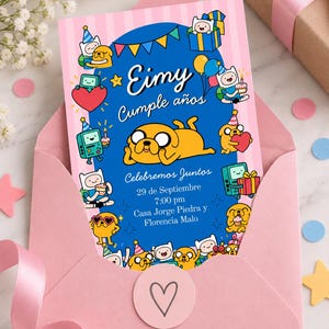 Puede incluir: Una tarjeta de invitación de cumpleaños rectangular con borde de rayas rosas y un óvalo azul central con personajes de dibujos animados. El texto dice Eimy Cumple años, Celebremos Juntos, 29 de Septiembre, 7:00 pm, Casa Jorge Piedra y Florencia Malo.