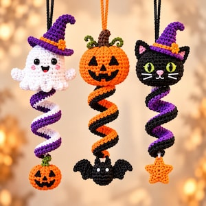Puede incluir: Tres adornos de ganchillo colgantes que presentan un fantasma blanco con sombrero morado, una calabaza de Halloween naranja y un gato negro con sombrero morado. Cada adorno tiene una cola en espiral que termina en una pequeña calabaza, un murciélago negro o una estrella naranja.