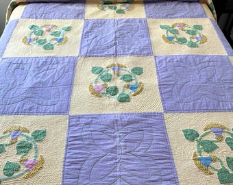 Edredón con apliques acolchados a mano de los años 50 • Cubrecama vintage de reliquia • Manta de patchwork con mariposas