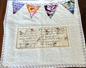 Parche de tela Shabby Chic hecho a mano – Aplicación textil reciclada única con pancarta y costuras decorativas